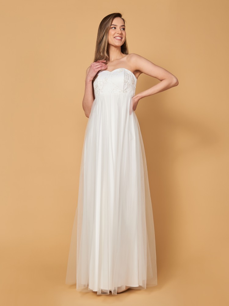Романтичное белое платье с завышенной талией и расшитым корсетом
