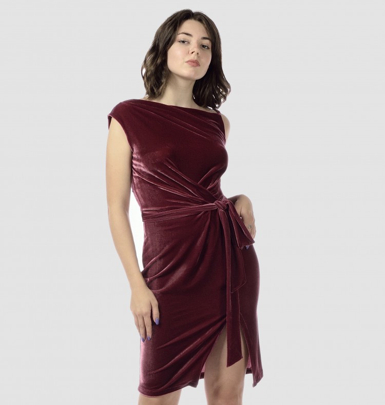 Бархатное платье с разрезом и складками, бордо